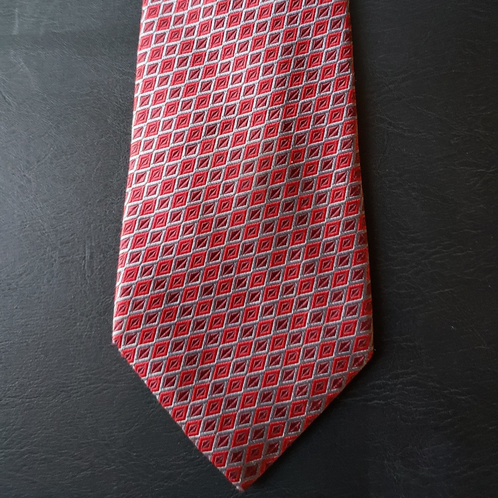 Geoffrey Beene 100% silk necktie, NEW